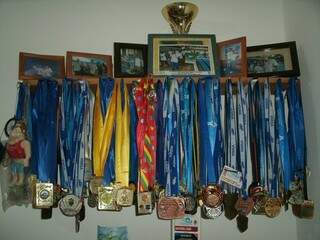 A coleção de medalhas e troféus conquistados por Terezinha do Amaral só aumenta a cada competição (Foto: Arquivo pessoal)