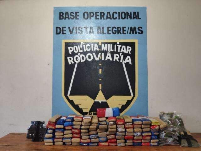 Quatro jovens s&atilde;o presos enquanto traficavam 100 tabletes de maconha 
