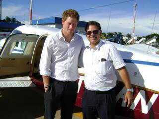 Harry posou para foto com o piloto José Eduardo Rolim Junior. (Foto: Álbum pessoal)