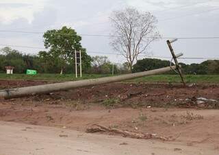 Poste de energia elétrica também foram danificados com o temporal. (Foto PC de Souza)