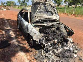Carro foi destruído pelo fogo em local ermo sem iluminação pública (Foto: Adriano Fernandes) 