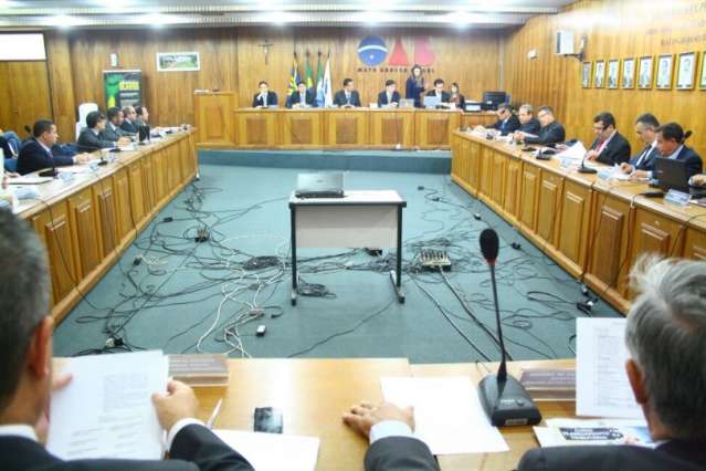 &ldquo;Clima pesado&rdquo; e xingamentos marcam reuni&atilde;o que discute conduta de J&uacute;lio Cesar