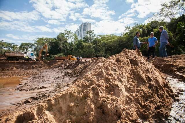 Em 9 dias, 10 mil metros c&uacute;bicos de areia s&atilde;o tirados de lago
