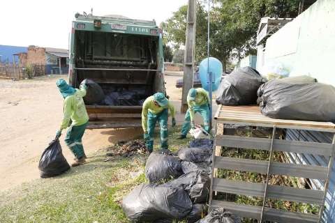 Operários “dobram” jornada, mas frustam ao não recolher todo o lixo