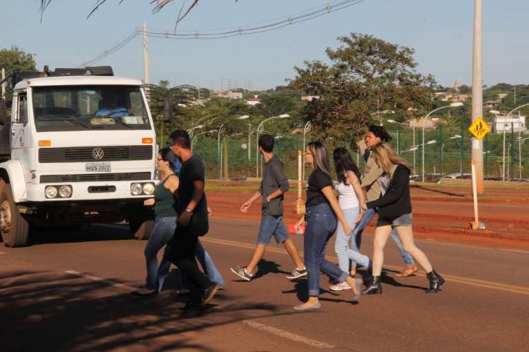 Estudantes atravessando a Avenida Euler de Azevedo na frente da UEMS. (Foto: Marcos Ermínio)