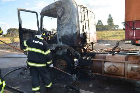Carreta pega fogo, inc&ecirc;ndio atinge vegeta&ccedil;&atilde;o e para a BR-163