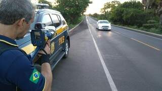 Policial utiliza equipamento para registrar velocidade em rodovia. (Foto: Divulgação)
