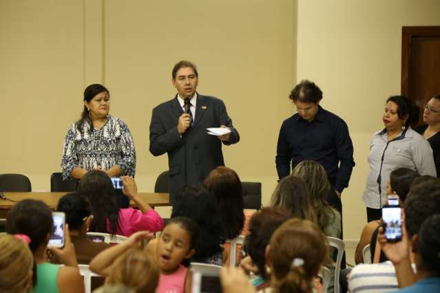 Bernal aparece de surpresa, anuncia pagamento  e funcion&aacute;rias desistem de greve