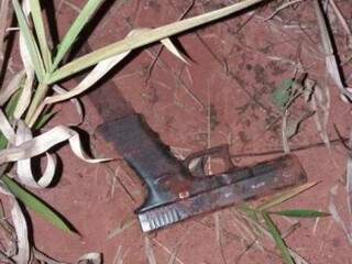 Arma ensanguentada encontrada próximo ao corpo das vítimas. (Foto: Capitan Bado)  
