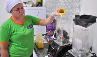 A receita impõe: as frutas devem ser sempre congeladas para dar a consistência do milk shake. (Foto: João Garrigó)