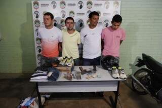 Envolvidos em roubo foram apresentados pela polícia (Foto: Cleber Gellio)