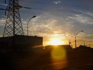 Nas primeiras horas do dia, sol já brilhava forte em Campo Grande (Foto: Paulo Francis) 