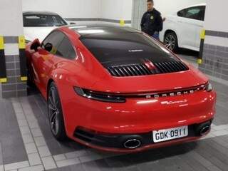 Porsche vermelho encontrado na mesma garagem em que estava a BMW. (Foto: Polícia Civil/Goiás) 