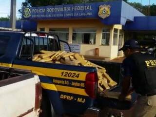 Traficante foge da pol&iacute;cia e abandona caminhonete com 375 kg de maconha 