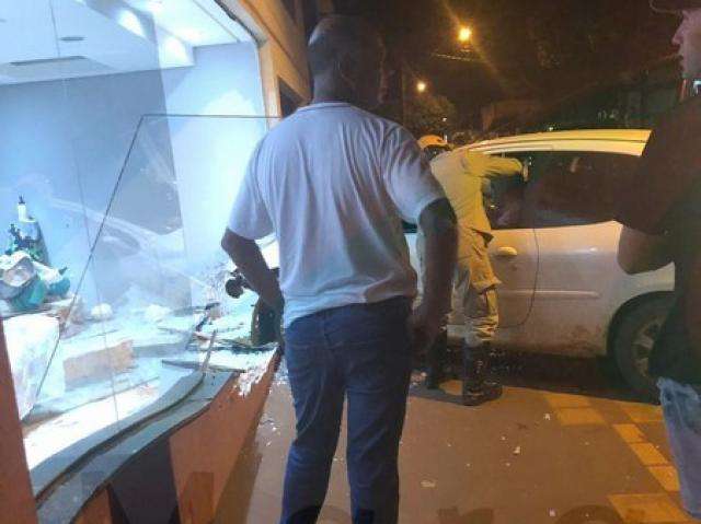 Motorista perde controle da dire&ccedil;&atilde;o e invade loja de roupas com carro