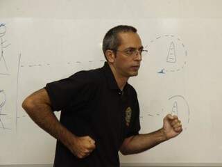 Édio desenvolveu método para dar aulas de Educação Física para alunos do ensino regular de São Gabriel do Oeste (Foto: Cleber Gellio)