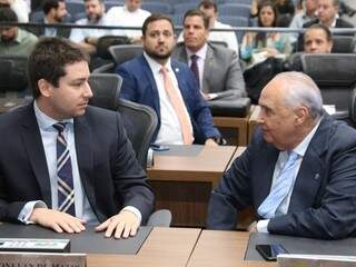 Deputados João Henrique Catan (PR) e Londres Machado (PSD), durante a primeira sessão do ano. (Foto: Victor Chileno/ALMS).