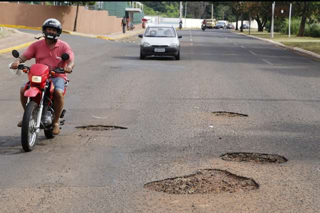 &Eacute; tanto buraco nas ruas, que prefeitura n&atilde;o consegue nem sinalizar todos
