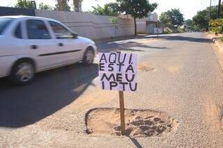 Placas colocadas na madrugada chamam aten&ccedil;&atilde;o para cruzamento esburacado