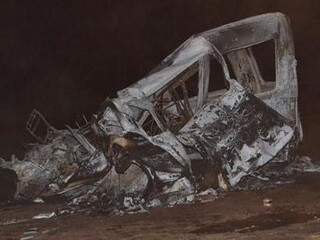 Os dois veículos ficaram totalmente destruídos. (Foto: Jornal da Nova). 