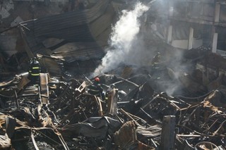Pr&eacute;dio destru&iacute;do ser&aacute; alagado para apagar todos os focos de calor