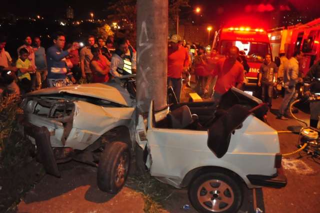 Carro &eacute; &lsquo;fechado&rsquo; por carreta, bate em poste e motorista est&aacute; em estado grave