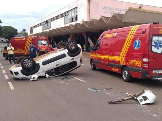 Passageira de Uno fica ferida ap&oacute;s capotagem perto da antiga rodovi&aacute;ria