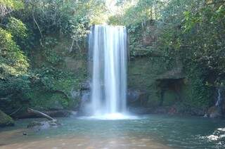 Uma das belezas da região de Costa Rica é a Cachoeira das Araras, que fica na rodovia que liga a cidade a Alcinópolis. (Foto: divulgação/Prefeitura) 
