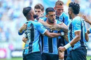 Jogadores do tricolor gaúcho comemoram o gol marcado pelo lateral-direito Edílson (Foto: Divulgação/Grêmio)