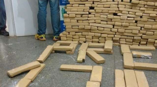 Ap&oacute;s troca de tiros com policiais, dupla &eacute; presa com 330 kg de maconha