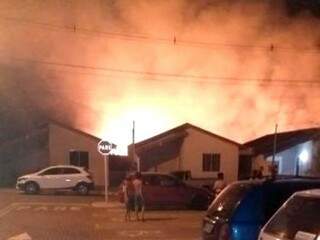 Moradores de residencial acompanham avanço das chamas. (Foto: Direto das Ruas)