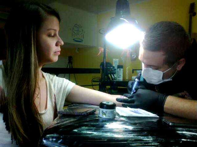 Depois de muitos enganos e risco, estudante tatua no bra&ccedil;o alerta sobre alergia 