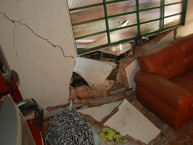  Carro desgovernado invade casa e causa destrui&ccedil;&atilde;o no Santa Luzia