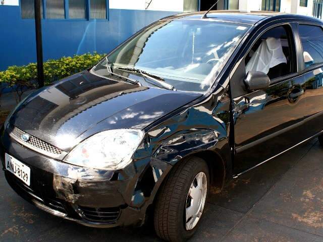  Alunos furtam carro de professora e abandonam ve&iacute;culo ap&oacute;s acidente em Navira&iacute;