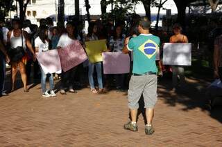 Manifestantes levaram faixas e cartazes para o protesto (Foto: Cleber Gellio)