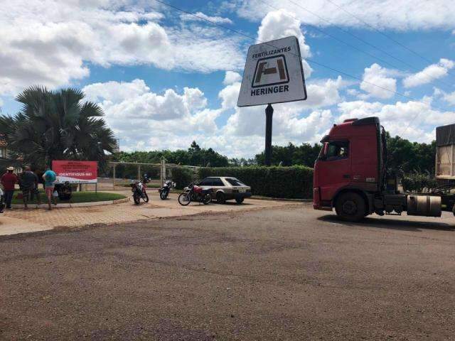 Sem receber, ex-funcion&aacute;rios bloqueiam acesso &agrave; f&aacute;brica da Heringer