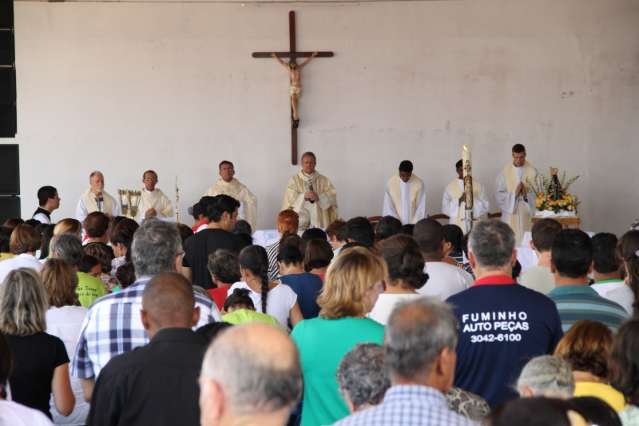 Fieis lotam santu&aacute;rio dedicado a padroeira do Brasil em Bandeirantes 