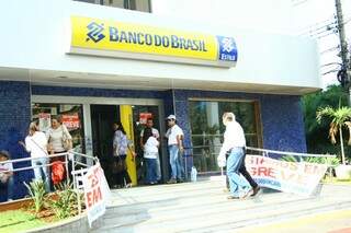 No Banco do Brasil da Afonso Pena, muitos clientes procuravam atendimento. 