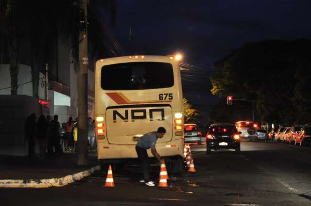 Escola atrapalha tr&acirc;nsito e obriga motoristas a pararem em fila dupla