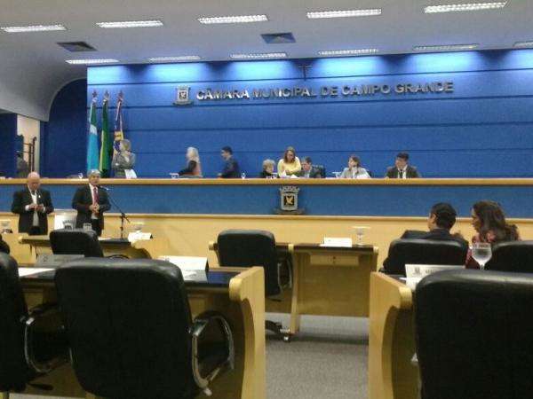 Na v&eacute;spera do feriado, C&acirc;mara tem sess&atilde;o calma e com 14 vereadores