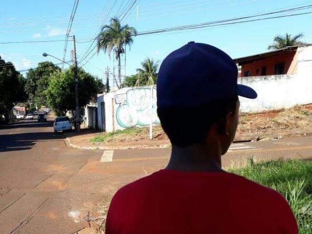 Estudante morto com tiro nas costas faltou aula para levar c&atilde;es a passeio