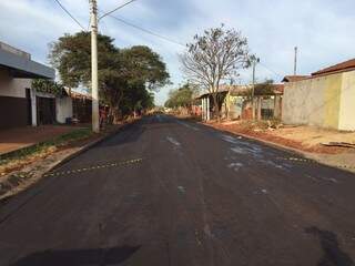 Rua Tim Maia, no Jardim Paraíso, em Naviraí, que recebe asfalto implantado pela prefeitura (Foto: Divulgação)