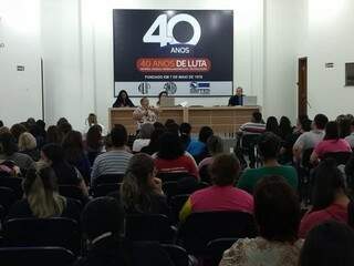 Professores de Dourados durante assembleia hoje no Simted (Foto: Divulgação)
