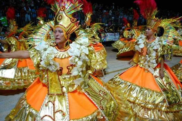 Desfile de escolas come&ccedil;a atrasado, mas expectativa &eacute; reunir 15 mil pessoas