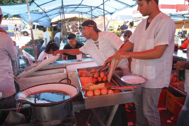 Coxinha com vinagrete &eacute; atra&ccedil;&atilde;o nas Moreninhas e provoca fila na madrugada