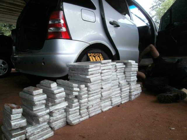  Pol&iacute;cia apreende mais de 100 quilos de maconha em carro em Iguatemi