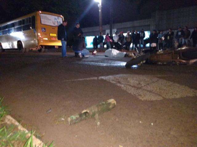 Motociclista morre ao bater em galho na pista e ser atropelado por &ocirc;nibus