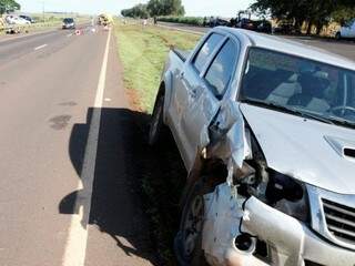 Caminhonete ficou danificada na lateral. (Foto: PC de Souza/Edição MS)