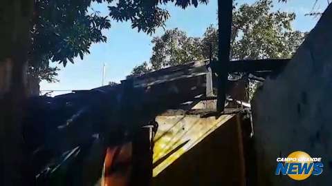 Incêndio destrói telhado e condena casa abandonada no Vilas Boas