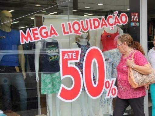 Movimento do com&eacute;rcio aumenta em fevereiro, mas ainda est&aacute; abaixo do esperado 